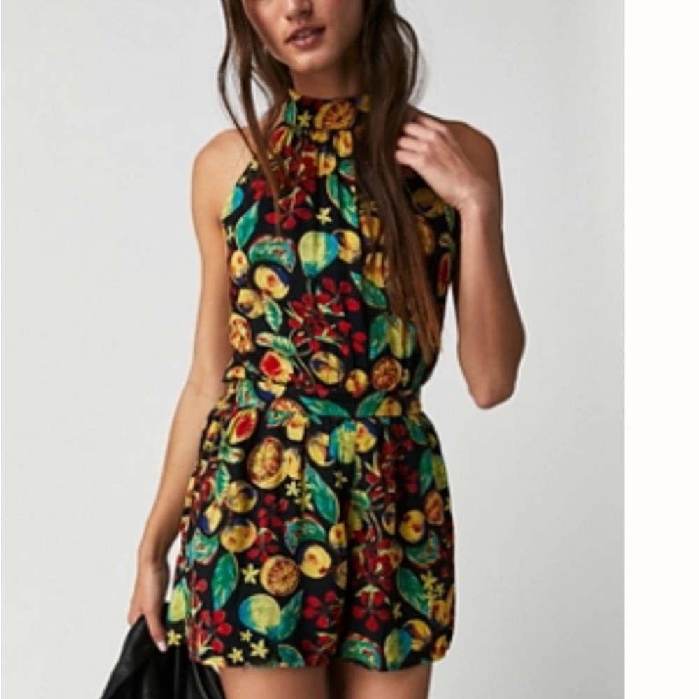 Free People Coral Tides Sleeveless Shorts
Romper in Black Floral
